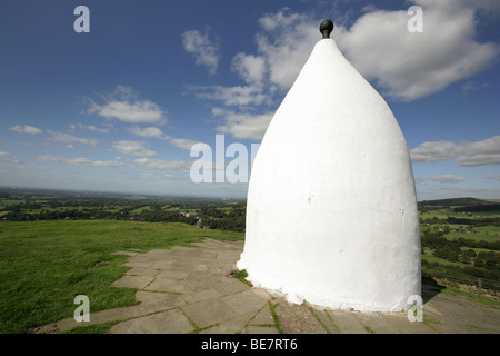 Città di Bollington, Inghilterra. Sul percorso del Gritstone Trail è il Grade II Listed White Nancy follia. Foto Stock