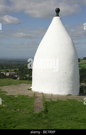 Città di Bollington, Inghilterra. Sul percorso del Gritstone Trail è il Grade II Listed White Nancy follia. Foto Stock