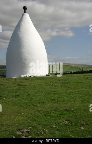 Città di Bollington, Inghilterra. Sul percorso del Gritstone Trail è il Grade II Listed White Nancy follia. Foto Stock