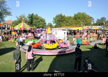 Parco di divertimenti sul verde, Chiswick High Road, Chiswick, London Borough di Hounslow, Greater London, England, Regno Unito Foto Stock