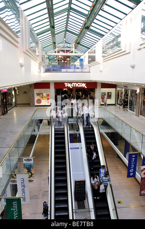 Scale mobili a Arcadia Shopping Centre, Ealing Broadway, London Borough of Ealing, Greater London, England, Regno Unito Foto Stock