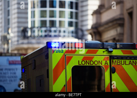 Ambulanza di emergenza del traffico di battaglie, London, England, Regno Unito, Europa Foto Stock