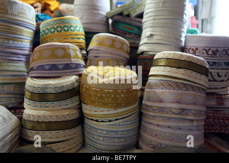 Pile di musulmani tappi tradizionali in vendita nei Souq Waqif, Doha, Qatar Foto Stock