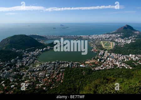 Vista aerea del lago Rodrigo de Freitas e la spiaggia di Ipanema, Rio de Janeiro, Brasile Foto Stock