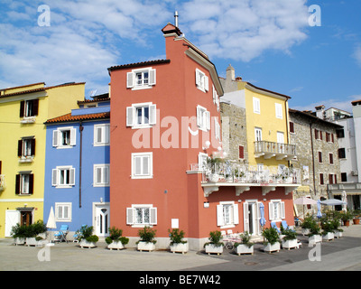 Gli edifici colorati lungo la shorefront nella città costiera di Pirano in Slovenia Foto Stock