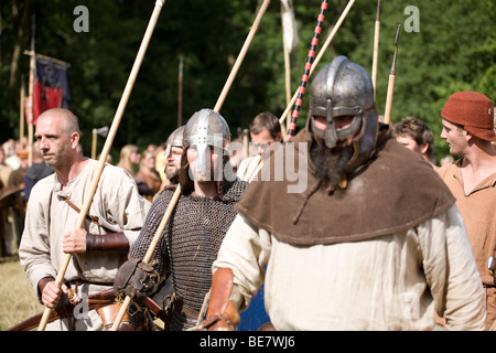 Viking guerrieri di ritorno dalla battaglia di un Viking rievocazione festival in Danimarca Foto Stock