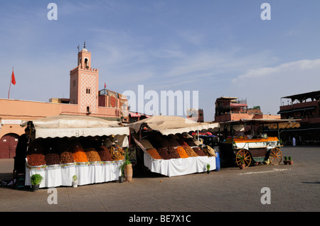 Frutta secca e succo di arancia bancarelle sulla piazza Djemma El Fna a Marrakech, Marocco Foto Stock