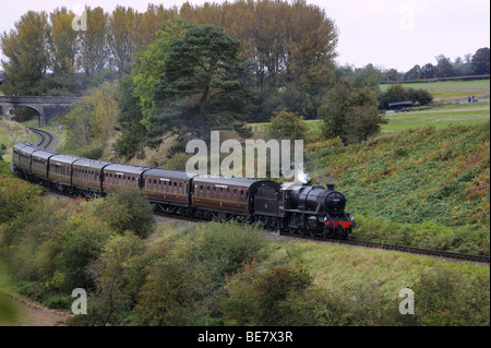 Motore a vapore tira un autunno di treno sulla Severn Valley Railway, vicino Bridgnorth, Shropshire Foto Stock