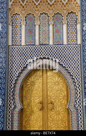 Il Marocco; Fes; Dar El Makhzen; Royal Palace Gates dettaglio Foto Stock