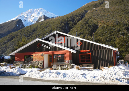 Il traballante Kea Cafe e Bar, Arthur's Pass Village in inverno, Canterbury, Isola del Sud, Nuova Zelanda Foto Stock
