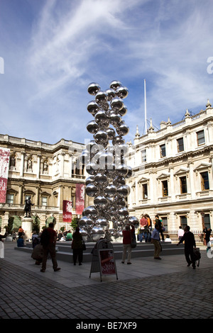 Anish Kapoor di alberi alti e l'occhio scultura Royal Academy di Londra Foto Stock