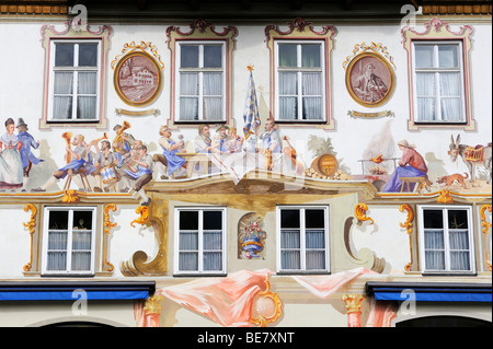 Facciata decorata con dipinti murali chiamato Lueftlmalerei in una locanda in Oberammergau, distretto di Garmisch-Partenkirchen, Bavar Foto Stock