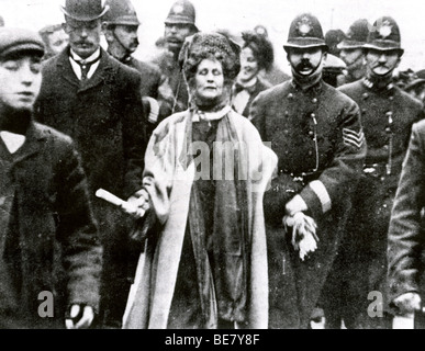 EMILY (EMMELINE PANKHURST) - inglese suffragette (1857-1928) sotto arresto Foto Stock