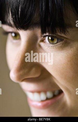 Giovane donna, close-up verticale Foto Stock