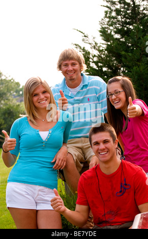 Moderno e gli adolescenti di età compresa tra 14 a 18 appendere fuori a casa insieme come amici al di fuori in giardino Foto Stock