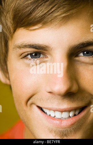 Giovane uomo, close-up verticale Foto Stock