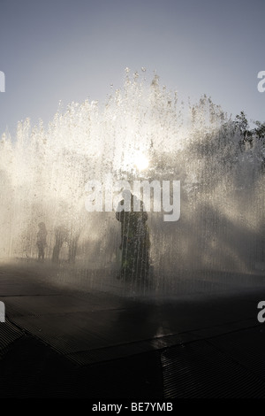 Fontana urbano con interazione pubblica,South Bank di Londra,uk .sagome contro il tardo pomeriggio di sole estivo Foto Stock