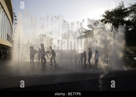 Fontana urbano con interazione pubblica,South Bank di Londra,uk .sagome contro il tardo pomeriggio di sole estivo Foto Stock