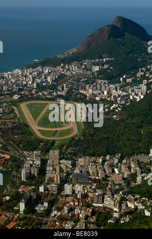 Vista aerea dal Jockey Club, Gavea vicinato e Dois Irmaos Hill, Rio de Janeiro, Brasile Foto Stock