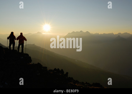 Due escursionisti sulla Glanderspitze guardando Krahberg e Lechtaler Alpen gamma, Venet, Oetztaler Alpen gamma, Tirolo, Austria Foto Stock