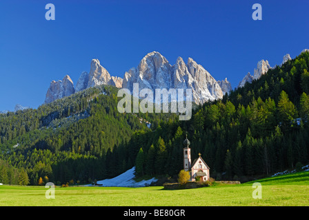 Chiesa di San Johann al di sotto della gamma Geislerspitzen, Dolomiti, valley Villnoesser Tal, Villnoess, Alto Adige, Italia Foto Stock