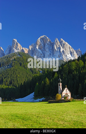 Chiesa di San Johann al di sotto della gamma Geislerspitzen, Dolomiti, valley Villnoesser Tal, Villnoess, Alto Adige, Italia Foto Stock