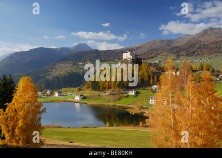 Lago con alberi in autunno colori e castello di Tarasp, Tarasp, Engadina Bassa fino Engadin, Grigioni, Svizzera Foto Stock