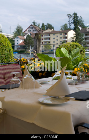 Pronto prevista tabella con le impostazioni di una tavola sulla terrazza del ristorante Hotel Fischerzunft, Reno, Schaffhausen, Svizzera Foto Stock