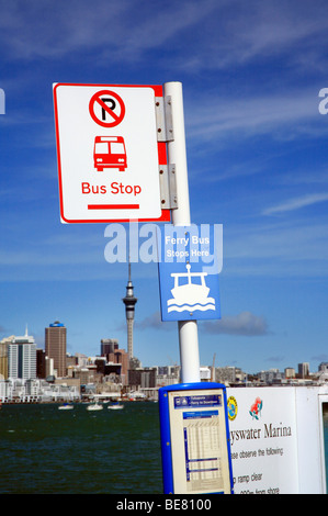 Fermata bus a Bayswater Marina. Vista sul Porto di Waitemata di Sky Tower e Auckland da Bayswater wharf, North Shore di Auckland, in Nuova Zelanda. Foto Stock