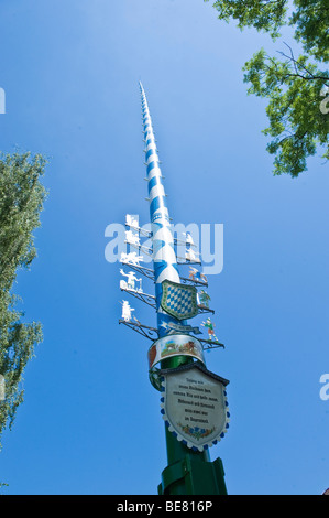 Maypole decorativo, tradizioni, folklore, Oberhaching, Alta Baviera, Baviera, Germania Foto Stock