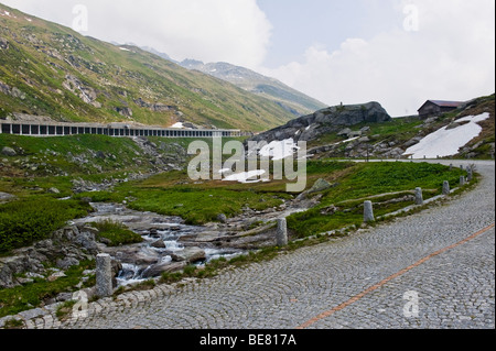 Mountain Pass e tunnel attraverso il monte San Gottardo, Svizzera Foto Stock