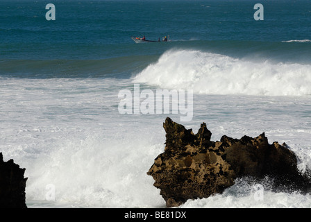 Onde che si infrangono sulle rocce, vicino alla spiaggia di Guincho, Costa de Lisboa, distretto di Lisbona, Estremadura, Portogallo, Atlantico Foto Stock