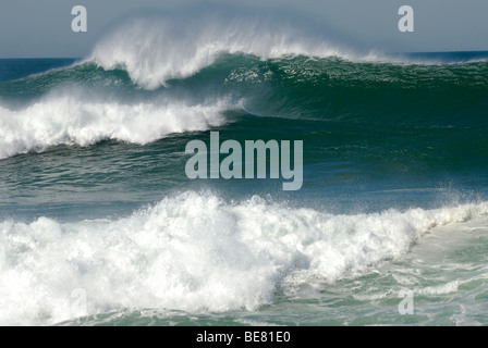 Onde che si infrangono, vicino alla spiaggia di Guincho, Costa de Lisboa, distretto di Lisbona, Estremadura, Portogallo, Atlantico Foto Stock