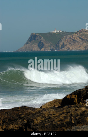 Onde che si infrangono sulle rocce, vicino alla spiaggia di Guincho, Cabo da Roca, Costa de Lisboa, distretto di Lisbona, Estremadura, Portogallo, Atlantico Foto Stock