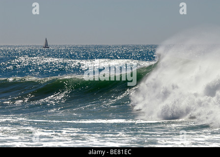 Onde che si infrangono, vicino alla spiaggia di Guincho, Costa de Lisboa, distretto di Lisbona, Estremadura, Portogallo, Atlantico Foto Stock