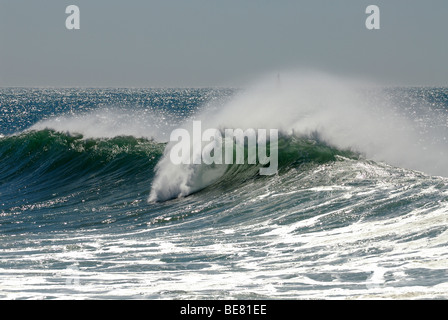 Onde che si infrangono, vicino alla spiaggia di Guincho, Costa de Lisboa, distretto di Lisbona, Estremadura, Portogallo, Atlantico Foto Stock
