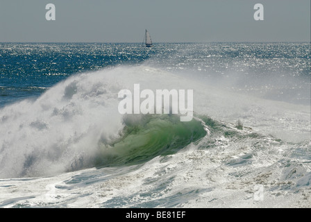 Onde che si infrangono, vicino alla spiaggia di Guincho, Costa de Lisboa, distretto di Lisbona, Estremadura, Portogallo, Atlantico Foto Stock