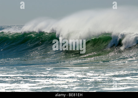 Onde che si infrangono, vicino alla spiaggia di Guincho, Costa de Lisboa, distretto di Lisbona, Estremadura, Portogallo, Atlantico Foto Stock