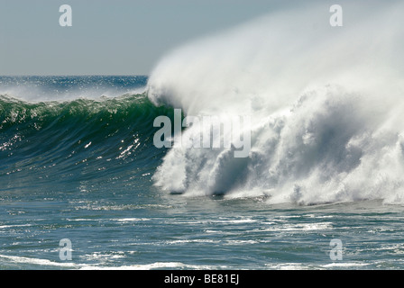 Onde che si infrangono, vicino alla spiaggia di Guincho, Costa de Lisboa, distretto di Lisbona, Estremadura, Portogallo, Atlantico Foto Stock