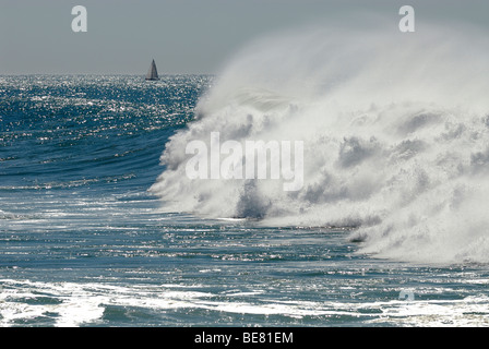 Onde che si infrangono, vicino alla spiaggia di Guincho, Costa de Lisboa, distretto di Lisbona, Estremadura, Portogallo, Atlantico Foto Stock