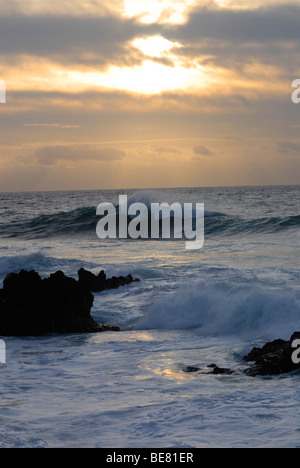 Onde che si infrangono sulle rocce al tramonto, vicino alla spiaggia di Guincho, Costa de Lisboa, distretto di Lisbona, Estremadura, Portogallo, Atlantico Foto Stock