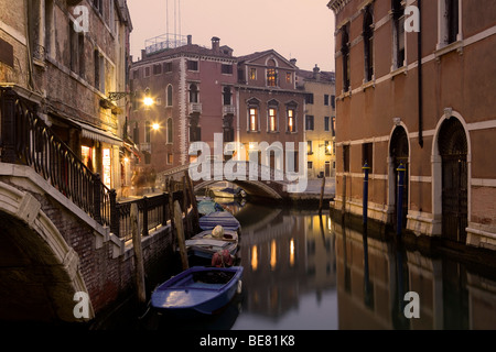 Case lungo uno stretto canale, Fondamenta dei Frari nella luce della sera, Venezia, Italia e Europa Foto Stock