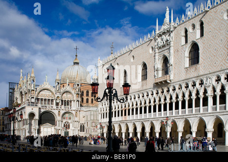 Piazza San Marco, Piazza San Marco con la Basilica di San Marco e il Palazzo Ducale, Palazzo Ducale, Venezia, Italia e Europa Foto Stock