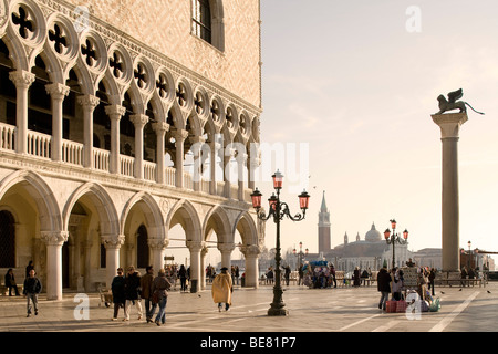 Piazza San Marco con il Palazzo Ducale e la vista verso San Giorgio Maggiore Isola, Venezia, Italia e Europa Foto Stock