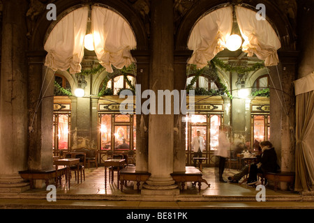 Caffe Florian di notte, Piazza San Marco, Venezia, Italia e Europa Foto Stock