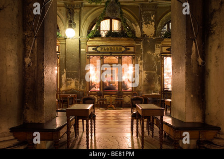 Caffe Florian di notte, Piazza San Marco, Venezia, Italia e Europa Foto Stock