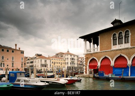 Il Canal Grande con il mercato del pesce a destra, mercato del pesce, Venezia, Italia e Europa Foto Stock