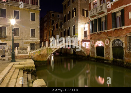 Case lungo uno stretto canale, Ponte de la cortesia. am Campo Manin, Venezia, Italia e Europa Foto Stock