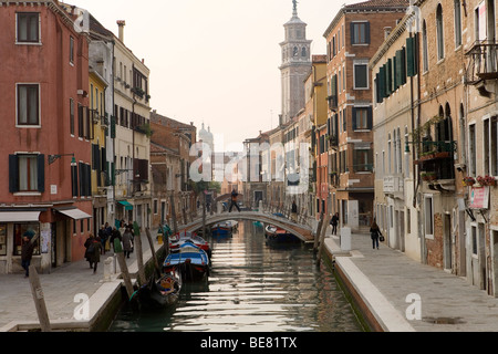 Case lungo uno stretto canale, vista dal Ponte di San Barnaba alla Fondamenta Alberti, Venezia, Italia e Europa Foto Stock