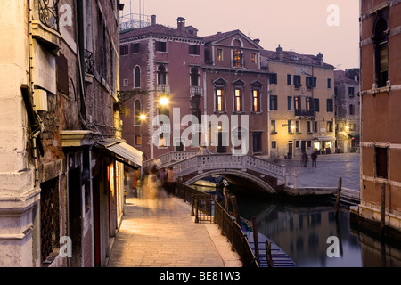 Case lungo uno stretto canale, Fondamenta dei Frari nella luce della sera, Venezia, Italia e Europa Foto Stock